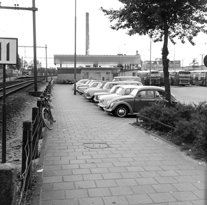 881730 Gezicht op de parkeerplaats bij het N.S.-station Amsterdam Sloterdijk te Amsterdam.